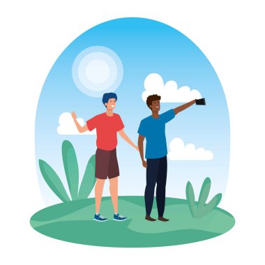 Irklar arası genç erkekler parkta bir selfie alarak arkadaşlar