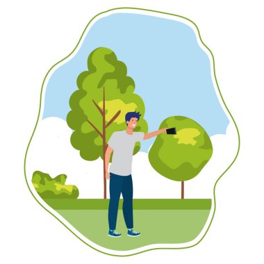 Mutlu genç adam parkta bir selfie alarak