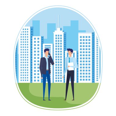 Şehir üzerinde akıllı telefon kullanan zarif Genç İşadamları