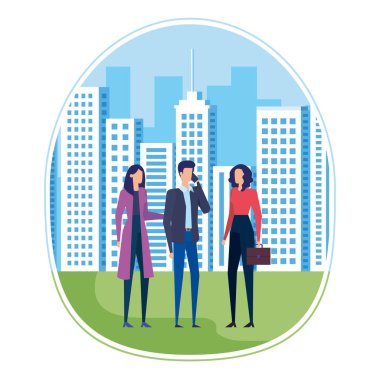 Şehir üzerinde akıllı telefon kullanan iş insanları