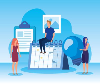 belgeler ve ampul fikri ile kadın ve erkek ekip çalışması