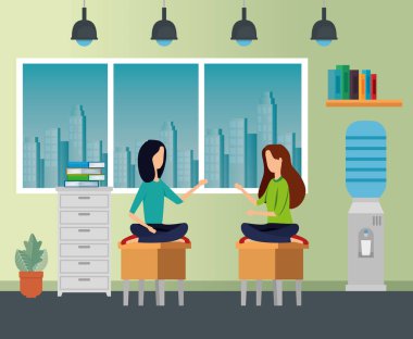 dosya dolabı ve kitapları ile sandalyelerde oturan işkadınları