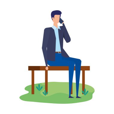 park koltuğunda oturan akıllı telefon ile arayan zarif işadamı