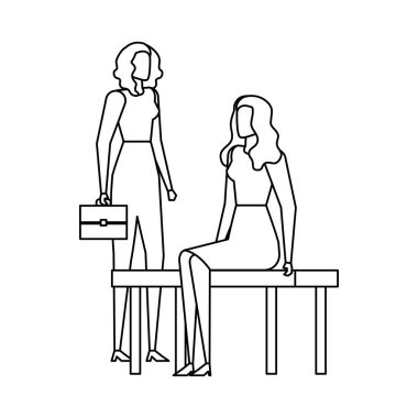 park sandalyesinde oturan zarif iş kadınları