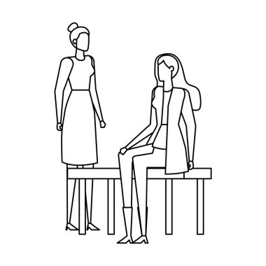 park sandalyesinde oturan zarif iş kadınları