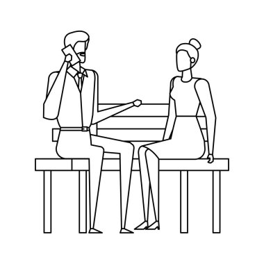 park sandalyesinde cep telefonu ile arayan iş çift