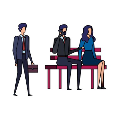 park sandalyesinde cep telefonu ile arayan iş adamları