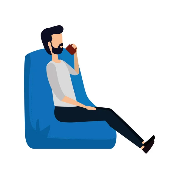 Hombre de negocios sentado en el sofá bebiendo café — Vector de stock