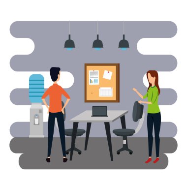 Ofiste zarif bir çift işçi var.