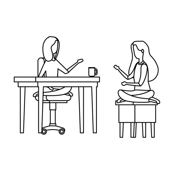 Mulheres de negócios elegantes sentadas na posição de lótus e xícara de café —  Vetores de Stock