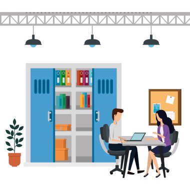 Ofiste zarif bir çift işçi var.