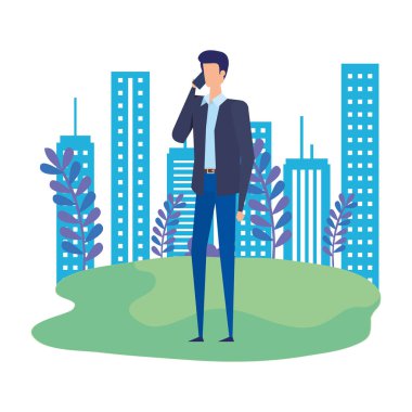 parkta akıllı telefon ile arayan işadamı