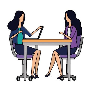 dizüstü bilgisayar ile çalışan zarif iş kadınları