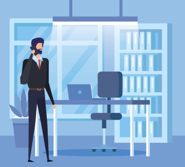 ofiste akıllı telefon ile arayan zarif işadamı