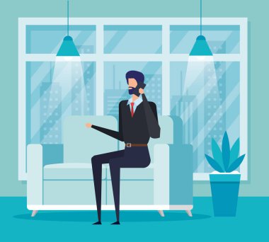 oturma odasında akıllı telefon ile arayan işadamı işçi