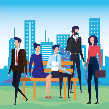 park sandalyesinde cep telefonu ile arayan iş adamları