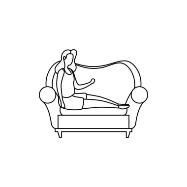 genç ve güzel kadın kanepede oturan