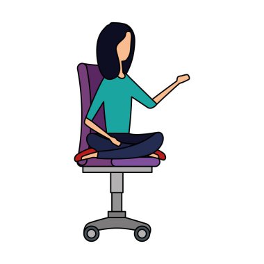 ofis sandalyesinde lotus pozisyonu ile zarif iş kadını