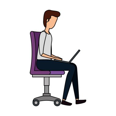 ofis sandalyesinde oturan dizüstü bilgisayar kullanarak zarif işadamı