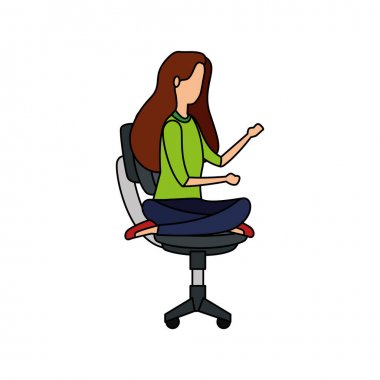 ofis sandalyesinde lotus pozisyonu ile zarif iş kadını