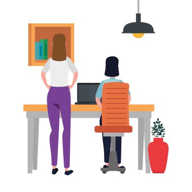 dizüstü bilgisayar ile ofis işyeri sahnesinde kadınlar
