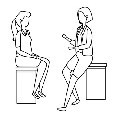 zarif iş kadınları banklarda oturmuş