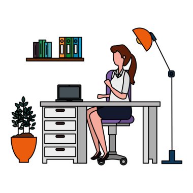 dizüstü bilgisayar ile ofis işyeri sahnesinde kadın