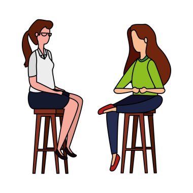 zarif iş kadınları banklarda oturmuş