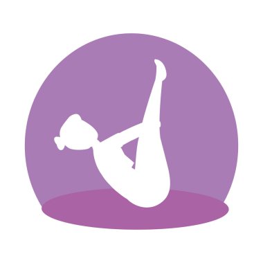 pilates pozisyonu uygulayan kadının silueti