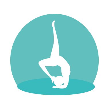 pilates pozisyonu uygulayan kadının silueti