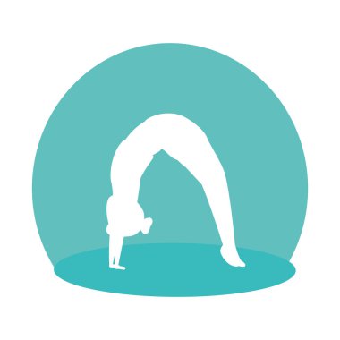 pilates pozisyonu uygulayan kadının silueti