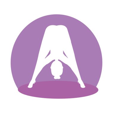 pilates pozisyonu uygulayan kadının silueti