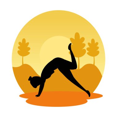 manzara günbatımı sahnesinde pilates pratik kadın silueti