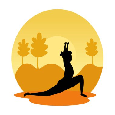 manzara günbatımı sahnesinde pilates pratik kadın silueti