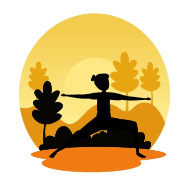 manzara günbatımı sahnesinde pilates pratik kadın silueti