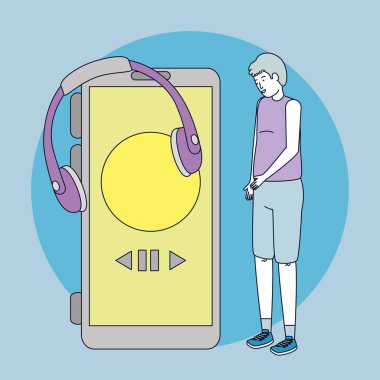 Kulaklığı ve akıllı telefonu olan genç bir adam.