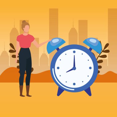 Çalar saati olan genç bir kadın.