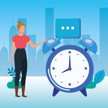 Çalar saati olan genç bir kadın.