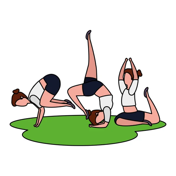 Schoonheid meisjes groep het beoefenen van Pilates in het gras — Stockvector