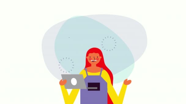 Dizüstü bilgisayar ve konuşma balonu ile genç iş kadını — Stok video