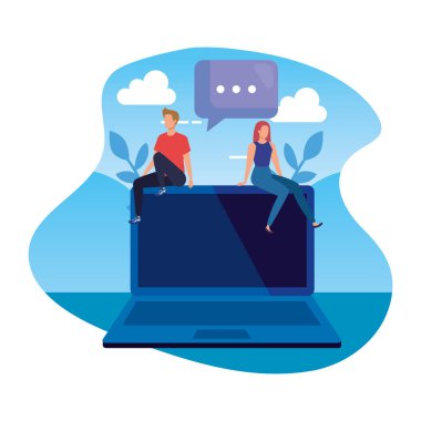 Dizüstü bilgisayarı olan genç çift manzarada oturuyor.