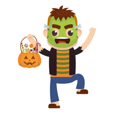 Frankenstein ve Balkabağı kostümlü küçük çocuk.