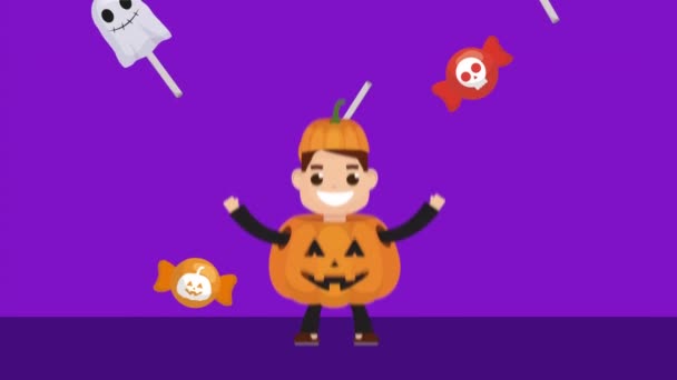 Halloween chłopiec z dyni przebrany i cukierki — Wideo stockowe