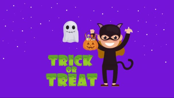 Хэллоуин темная сцена с женщиной-кошкой и тыквой — стоковое видео