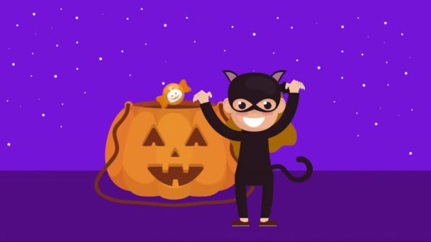 Halloween dunkle Szene mit Katzenfrau und Kürbissen — Stockvideo