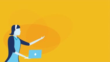 Dizüstü bilgisayarı ve ampulü olan iş kadını.