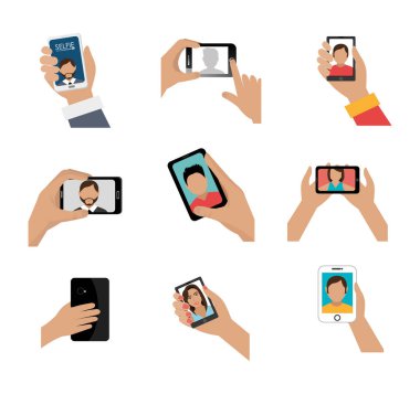 Akıllı telefonlu bir avuç insan selfie çekiyor.