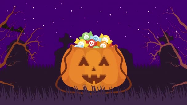 Halloween donker scene met pompoen en snoep in begraafplaats — Stockvideo