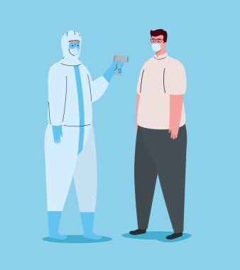 covid 19 koronavirüs, biyolojik tehlike giysisi olan kişi vücut sıcaklığını ölçmek için kızılötesi termometre tutuyor,