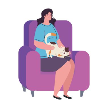 Genç bir kadın beyaz arka planda kedi maskotuyla kanepede oturuyor.